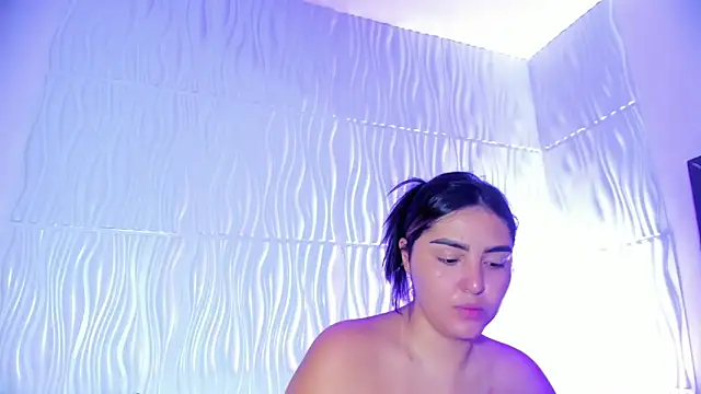 Snapshot of Abby__colins chatting on 01-16-26, 04:33 Abby colins online show from 01-16-26, 04:33