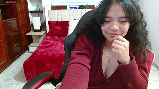 Snapshot of laureentt_ chatting on 02-04-25, 10:10 laureentt online show from 02-04-25, 10:10