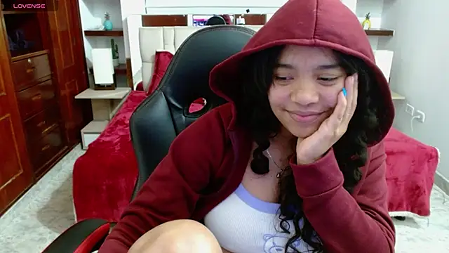 Snapshot of laureentt_ chatting on 02-07-25, 10:08 laureentt online show from 02-07-25, 10:08