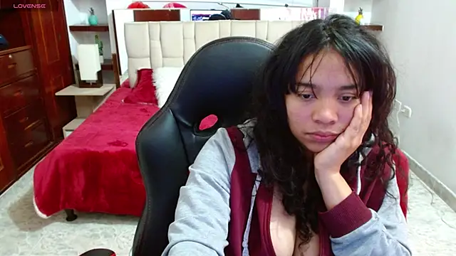 Snapshot of laureentt_ chatting on 03-04-25, 06:15 laureentt online show from 03-04-25, 06:15