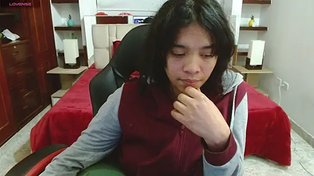 Snapshot of laureentt_ chatting on 03-08-25, 10:11 laureentt online show from 03-08-25, 10:11