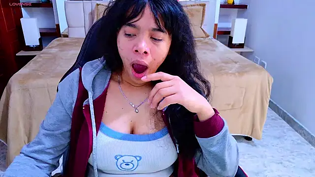 Snapshot of laureentt_ chatting on 10-15-25, 03:28 laureentt online show from 10-15-25, 03:28