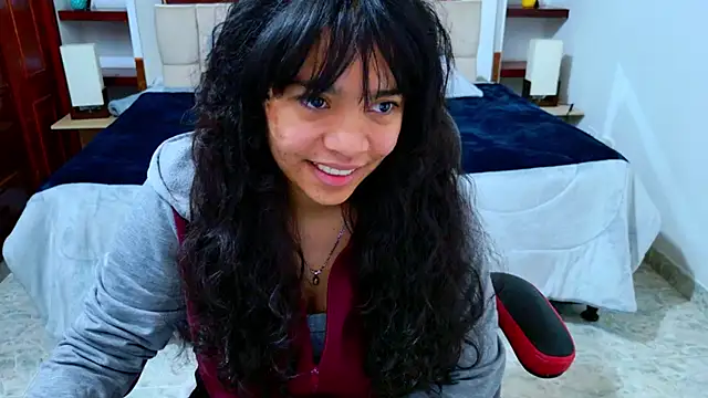 Snapshot of laureentt_ chatting on 10-18-25, 03:31 laureentt online show from 10-18-25, 03:31