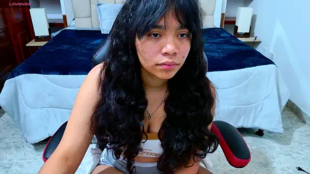 Snapshot of laureentt_ chatting on 10-18-25, 07:36 laureentt online show from 10-18-25, 07:36