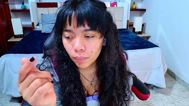 Snapshot of laureentt_ chatting on 10-25-25, 03:03 laureentt online show from 10-25-25, 03:03