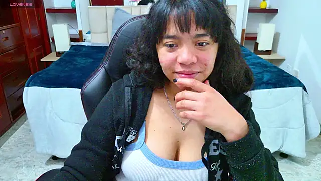 Snapshot of laureentt_ chatting on 10-30-25, 03:08 laureentt online show from 10-30-25, 03:08