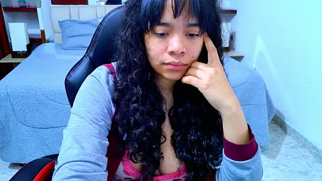 Snapshot of laureentt_ chatting on 11-13-25, 03:27 laureentt online show from 11-13-25, 03:27