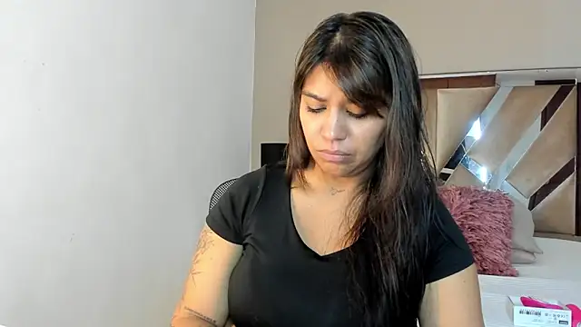 sharlott18 online show from 12-18-24, 09:14