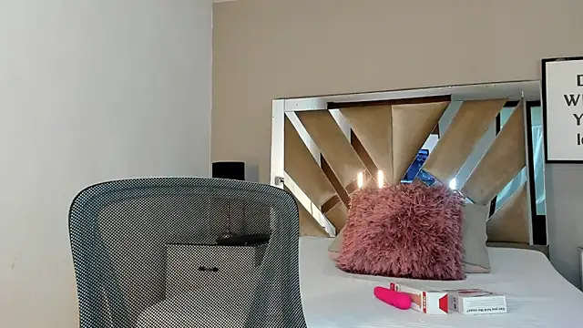 sharlott18 online show from 12-26-24, 06:43