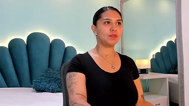 sharlott18 online show from 10-22-25, 01:22