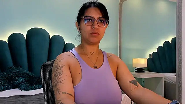 sharlott18 online show from 10-29-25, 12:18