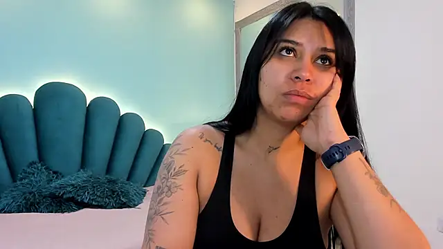 sharlott18 online show from 12-22-25, 12:57