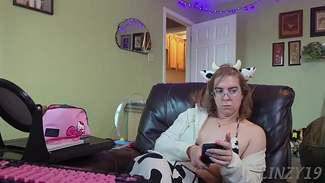 Linzy 19 online show from 11-19-25, 03:45