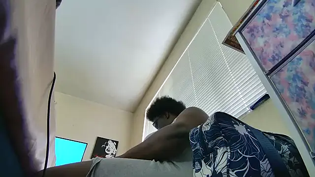 Snapshot of Yagurl__west chatting on 02-21-25, 11:32 Yagurl west online show from 02-21-25, 11:32