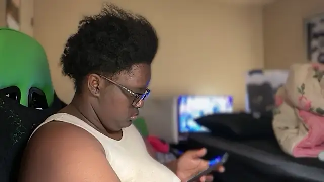 Snapshot of Yagurl__west chatting on 01-12-26, 04:39 Yagurl west online show from 01-12-26, 04:39