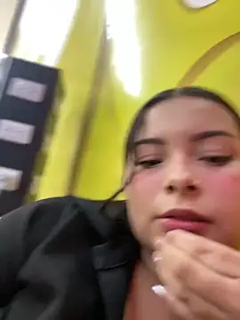 Snapshot of aneesa_darzi chatting on 03-08-25, 12:00 aneesa darzi online show from 03-08-25, 12:00