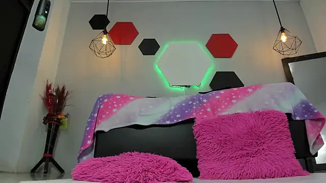 Snapshot of martinaclark chatting on 12-23-25, 12:19 martinaclark online show from 12-23-25, 12:19