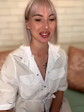 Snapshot of MiaMinx chatting on 10-15-25, 11:49 MiaMinx online show from 10-15-25, 11:49