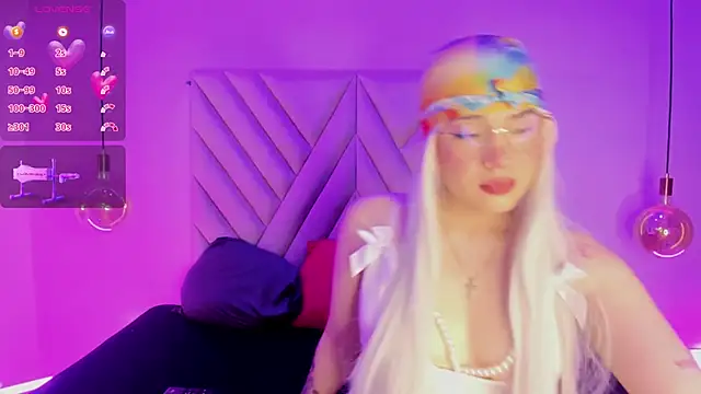 EmmaSwift  online show from 12-17-25, 02:39