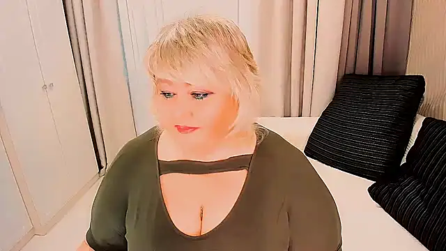 Snapshot of BIGTITSBBW chatting on 10-15-25, 06:24 BIGTITSBBW online show from 10-15-25, 06:24