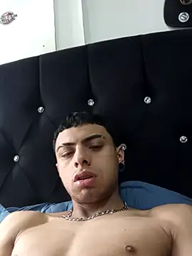 Snapshot of Mollly_n_david chatting on 10-24-25, 04:36 Mollly n david online show from 10-24-25, 04:36