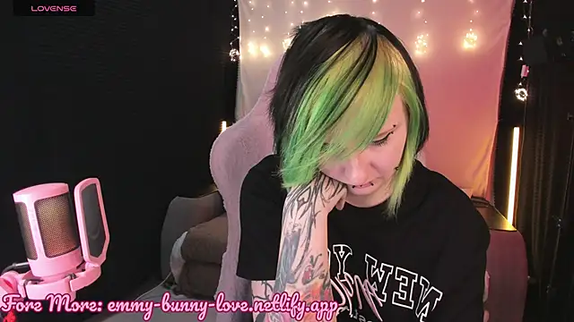 Snapshot of EmmyBunny chatting on 10-26-25, 02:45 EmmyBunny online show from 10-26-25, 02:45