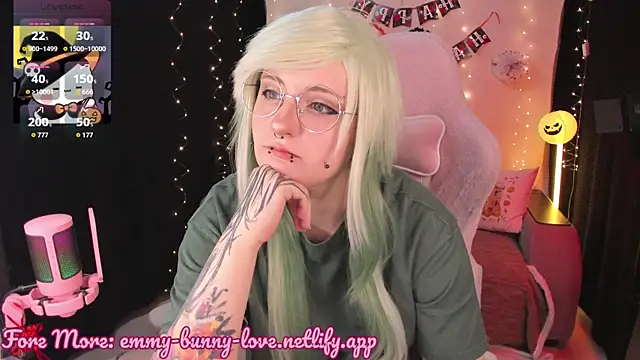 Snapshot of EmmyBunny chatting on 10-31-25, 10:38 EmmyBunny online show from 10-31-25, 10:38