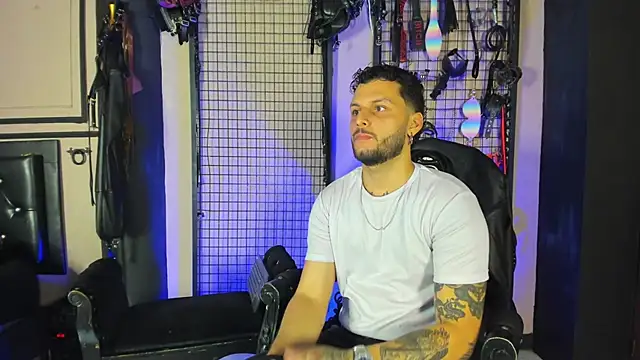 Snapshot of Twisted_Fantasy chatting on 11-17-25, 04:40 Twisted Fantasy online show from 11-17-25, 04:40