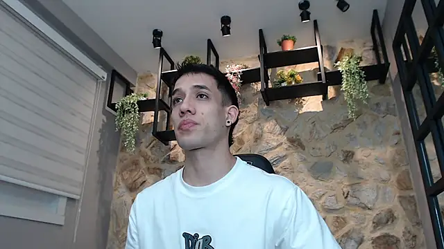 Snapshot of alexgiraldo_ chatting on 01-17-25, 11:17 alexgiraldo online show from 01-17-25, 11:17