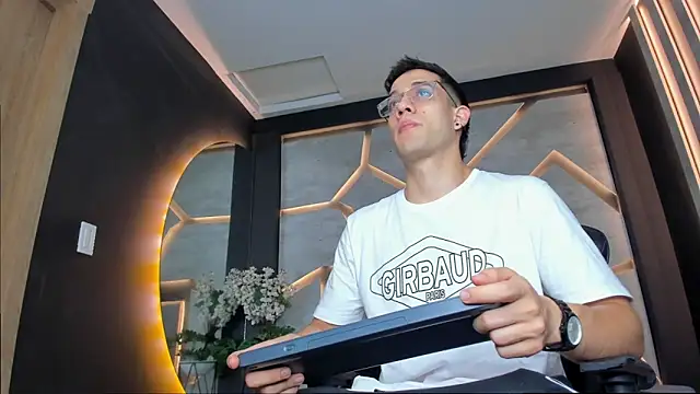 Snapshot of alexgiraldo_ chatting on 01-29-25, 11:20 alexgiraldo online show from 01-29-25, 11:20