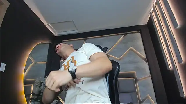 Snapshot of alexgiraldo_ chatting on 02-01-25, 02:34 alexgiraldo online show from 02-01-25, 02:34