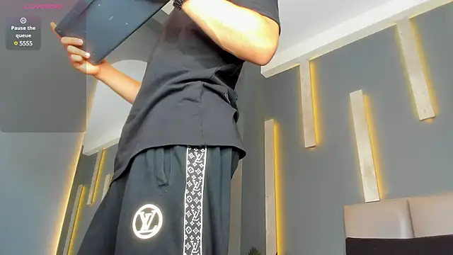 Snapshot of alexgiraldo_ chatting on 02-08-25, 11:12 alexgiraldo online show from 02-08-25, 11:12