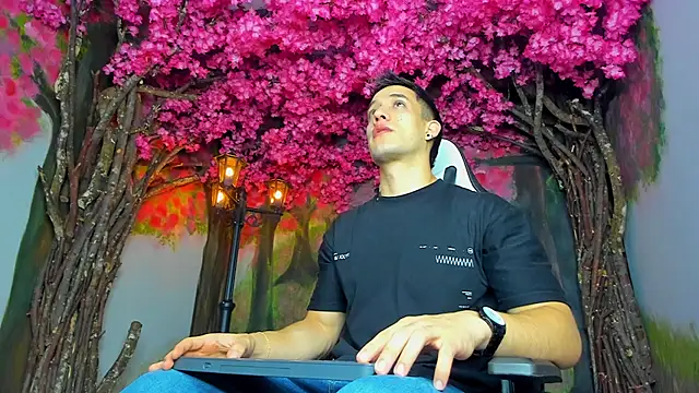 Snapshot of alexgiraldo_ chatting on 02-13-25, 11:17 alexgiraldo online show from 02-13-25, 11:17