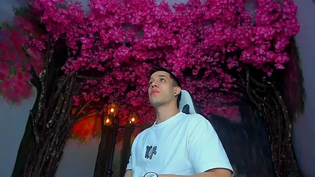 Snapshot of alexgiraldo_ chatting on 02-15-25, 11:28 alexgiraldo online show from 02-15-25, 11:28