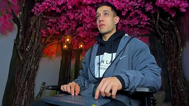 Snapshot of alexgiraldo_ chatting on 02-16-25, 11:27 alexgiraldo online show from 02-16-25, 11:27