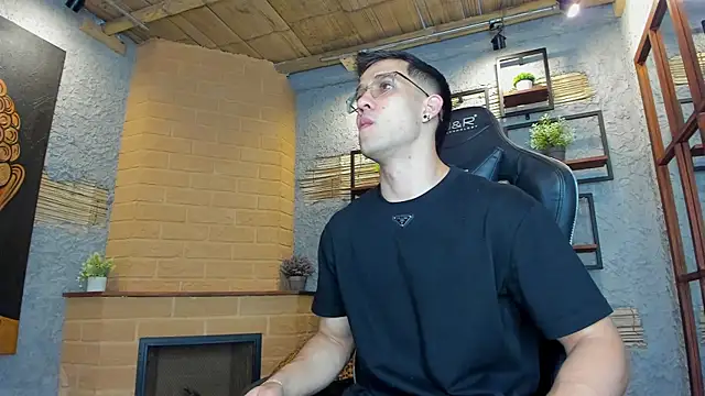 Snapshot of alexgiraldo_ chatting on 02-19-25, 11:17 alexgiraldo online show from 02-19-25, 11:17