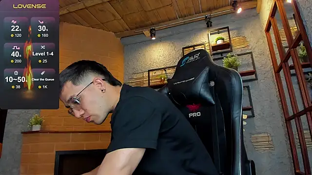 Snapshot of alexgiraldo_ chatting on 02-19-25, 02:23 alexgiraldo online show from 02-19-25, 02:23