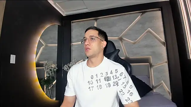 Snapshot of alexgiraldo_ chatting on 02-24-25, 11:21 alexgiraldo online show from 02-24-25, 11:21