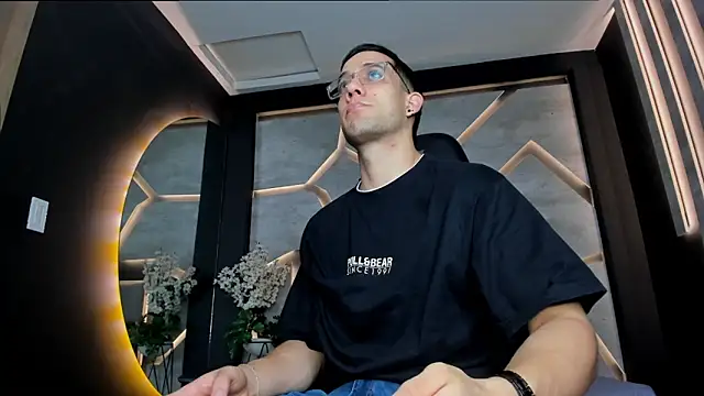 Snapshot of alexgiraldo_ chatting on 02-25-25, 11:30 alexgiraldo online show from 02-25-25, 11:30