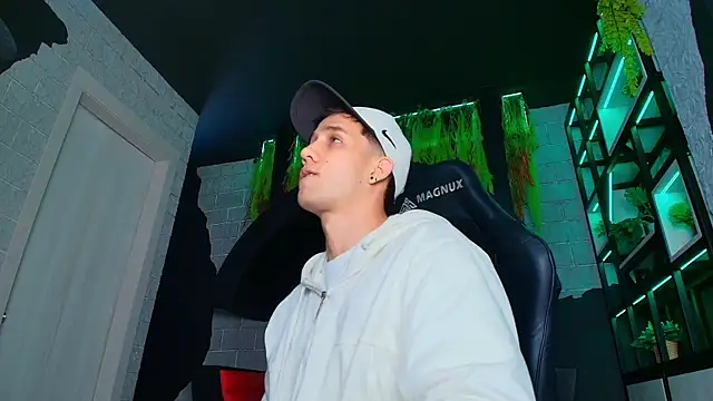 Snapshot of alexgiraldo_ chatting on 03-18-25, 02:37 alexgiraldo online show from 03-18-25, 02:37