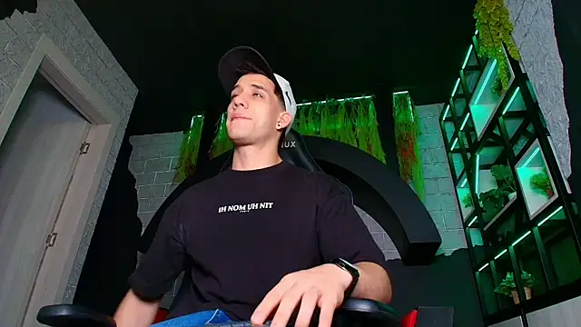 Snapshot of alexgiraldo_ chatting on 03-20-25, 11:27 alexgiraldo online show from 03-20-25, 11:27