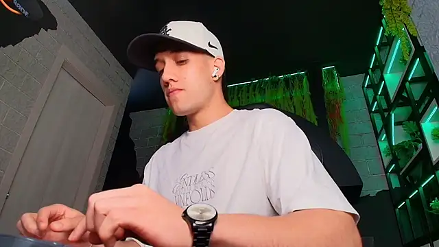 Snapshot of alexgiraldo_ chatting on 03-21-25, 02:29 alexgiraldo online show from 03-21-25, 02:29