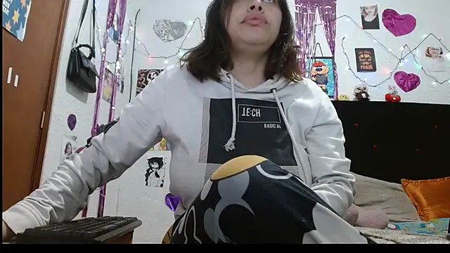 Snapshot of Saray_extrovert_ chatting on 12-26-24, 11:32 Saray extrovert online show from 12-26-24, 11:32