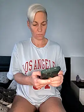 Snapshot of DarleenHot chatting on 10-27-25, 06:50 DarleenHot online show from 10-27-25, 06:50