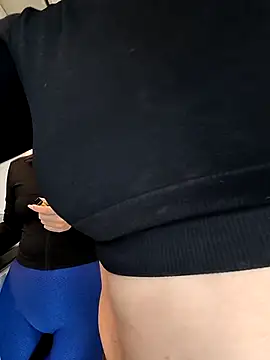 Snapshot of DarleenHot chatting on 12-14-25, 08:52 DarleenHot online show from 12-14-25, 08:52