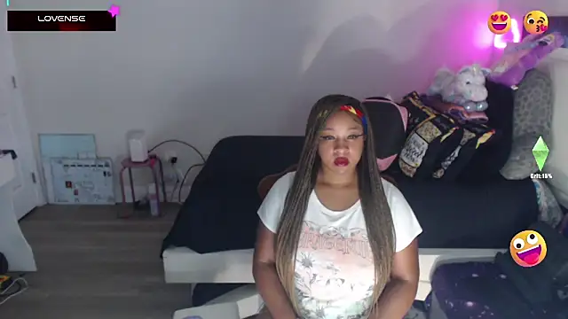 Snapshot of temptressbeauty24 chatting on 02-18-25, 04:48 temptressbeauty24 online show from 02-18-25, 04:48