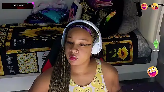 Snapshot of temptressbeauty24 chatting on 02-26-25, 11:04 temptressbeauty24 online show from 02-26-25, 11:04