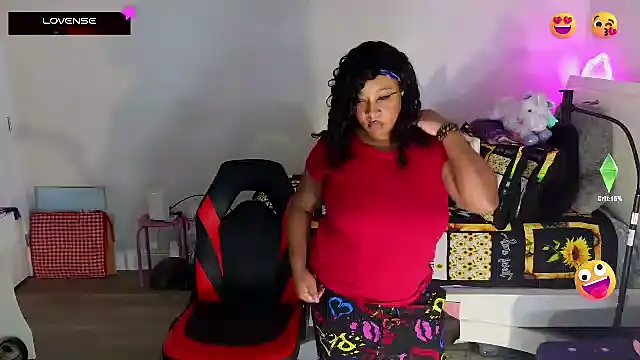 Snapshot of temptressbeauty24 chatting on 03-06-25, 11:53 temptressbeauty24 online show from 03-06-25, 11:53
