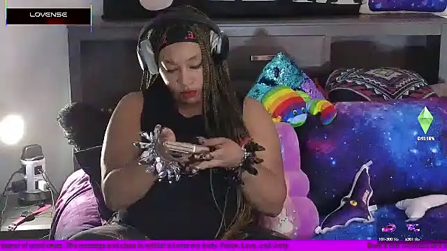 Snapshot of temptressbeauty24 chatting on 03-18-25, 03:42 temptressbeauty24 online show from 03-18-25, 03:42