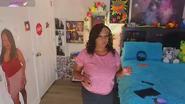 Snapshot of temptressbeauty24 chatting on 10-18-25, 09:04 temptressbeauty24 online show from 10-18-25, 09:04